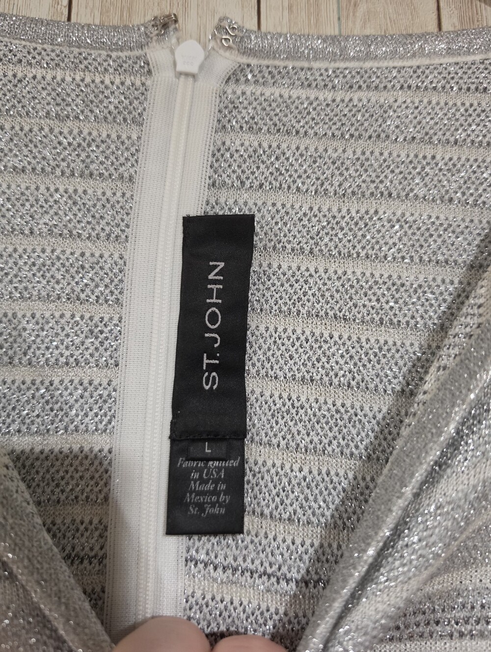 St. John Metallic Striped Knit V-Neck Zip Tunic Top 3/4 Sleeve L Gray Y2K - Picture 3 of 3
